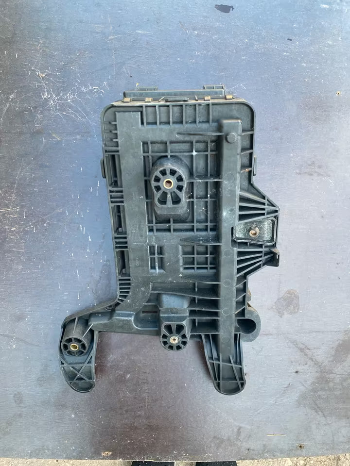 VW Golf 5 Batteriehalterung 1K0915333