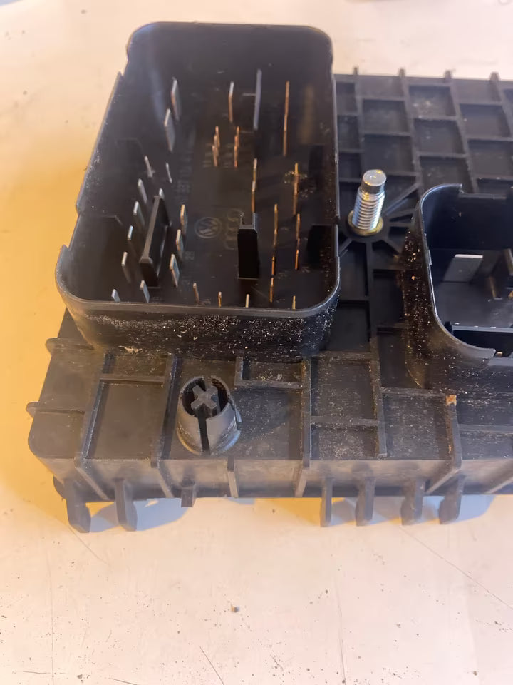 VW Touran Relaiskasten Sicherungskasten 1K0937124H 01394932