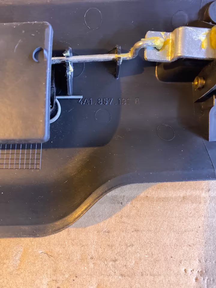 Audi 100 4A1857131 Handschuhfachverriegelung