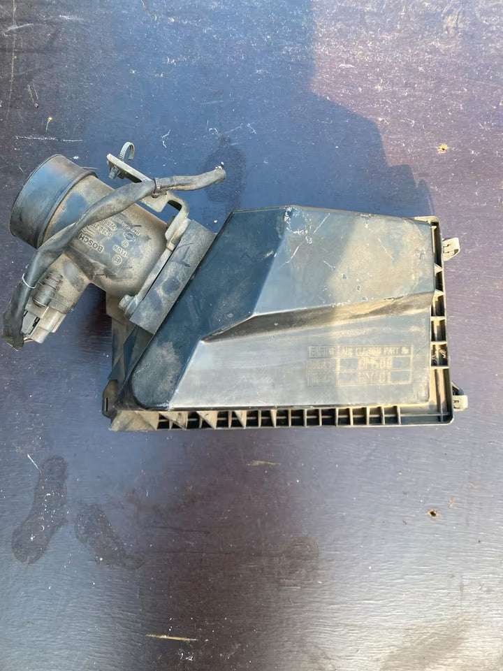 Nissan Primera Luftfilterdeckel mit Luftmassenfilter 226805U400