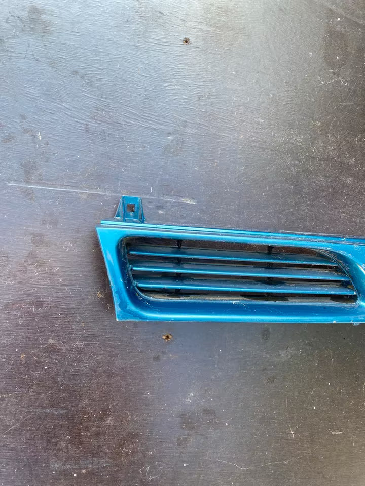 Nissan Sunny N14 (3-Türer, 1.4 LX) Frontgrill