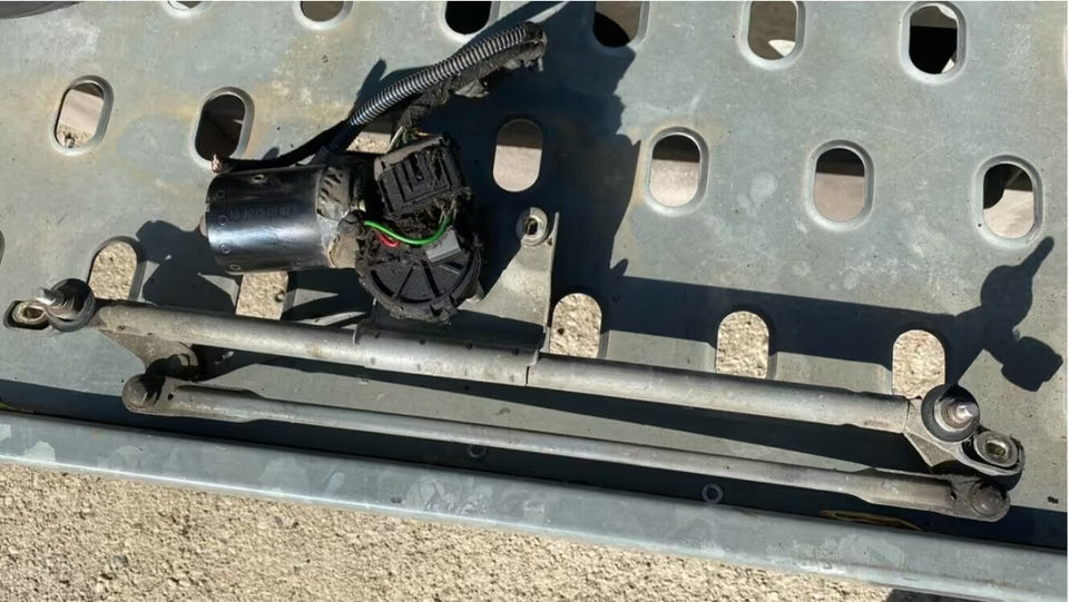 Opel Vectra B Scheibenwischergestänge mit Motor 0390241142 Bosch