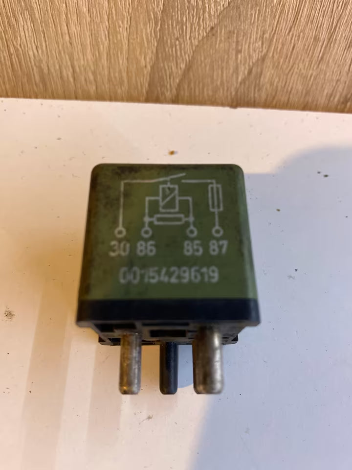 Mercedes Relai Hella 4RA007077-01 0015429619