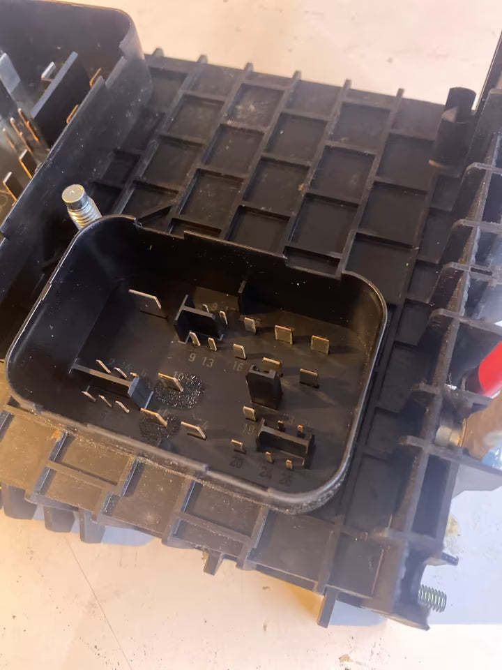 VW Touran Relaiskasten Sicherungskasten 1K0937124H 01394932
