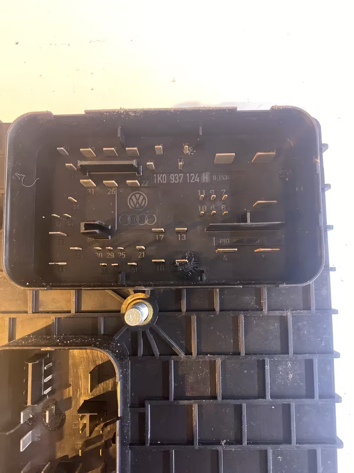 VW Touran Relaiskasten Sicherungskasten 1K0937124H 01394932