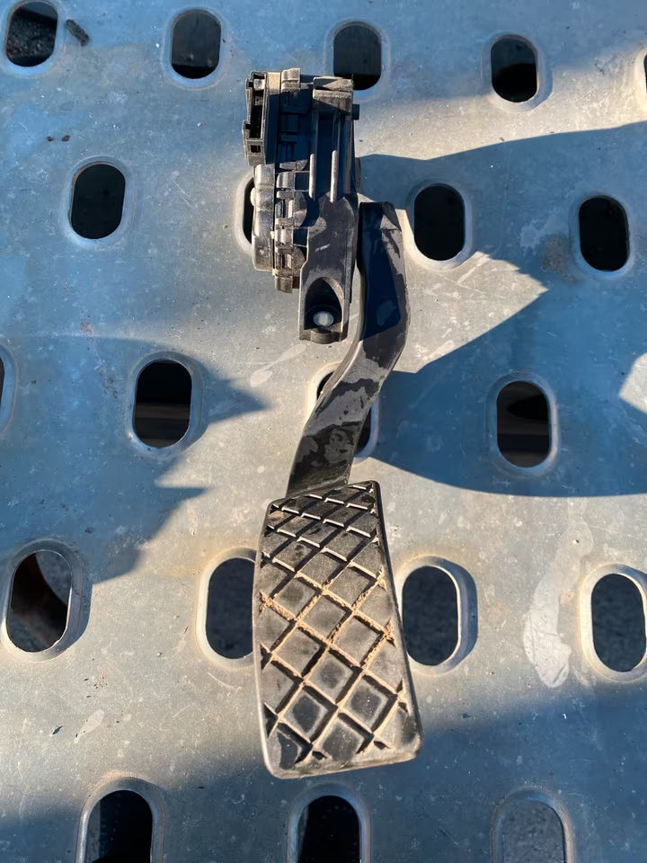 Audi A6 4B Gaspedal Fahrpedal Pedal 8D1723523L