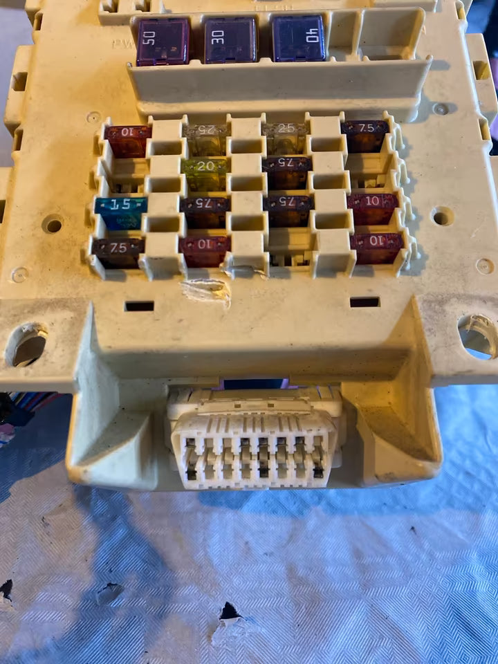 Toyota Yaris P11 Sicherungskasten inkl Stecker