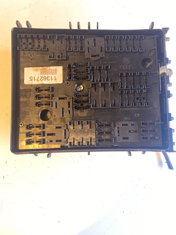 VW Touran Relaiskasten Sicherungskasten 1K0937124H 01394932