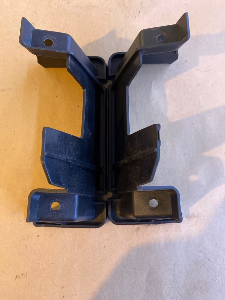 Audi 100 Haltewinkel Rücklichter 4A0945568/7 links und rechts