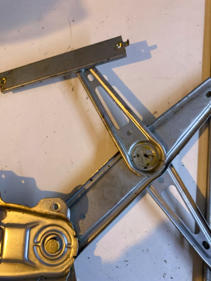 Toyota Yaris P1 Fensterheber Links vorne 0130822019