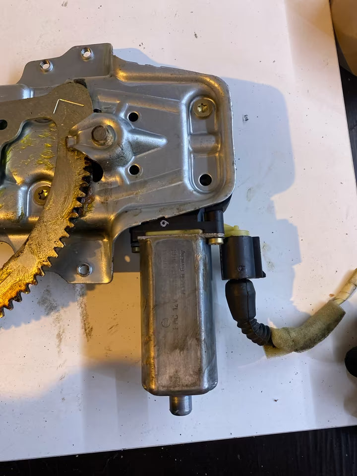 Toyota Yaris P1 Fensterheber Links vorne 0130822019