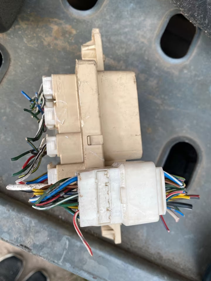 Toyota Starlet Relaikasten innen links unter dem Lenkrad