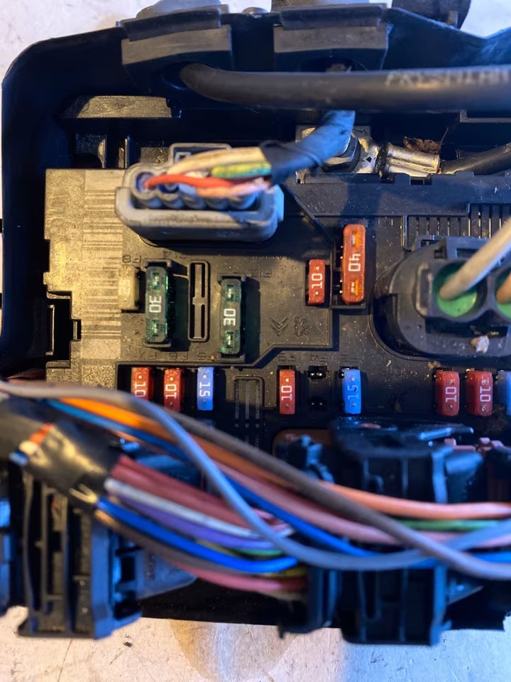 Peugeot 207 2003 1.4l Sicherrungsbox 9661708180