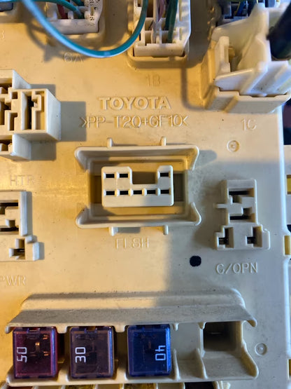 Toyota Yaris P11 Sicherungskasten inkl Stecker
