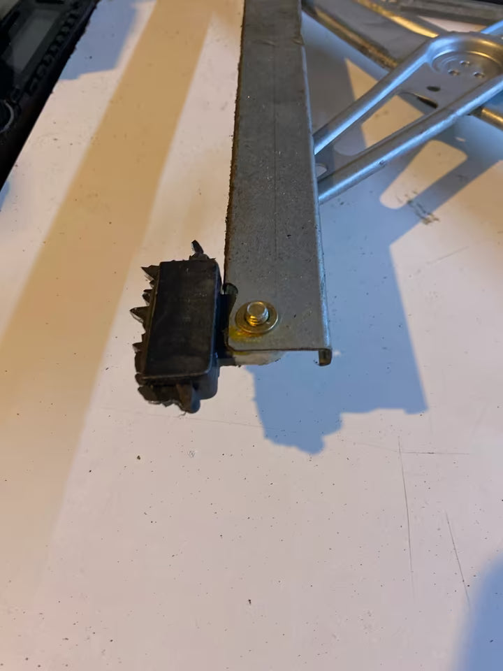 Toyota Yaris P1 Fensterheber Links vorne 0130822019