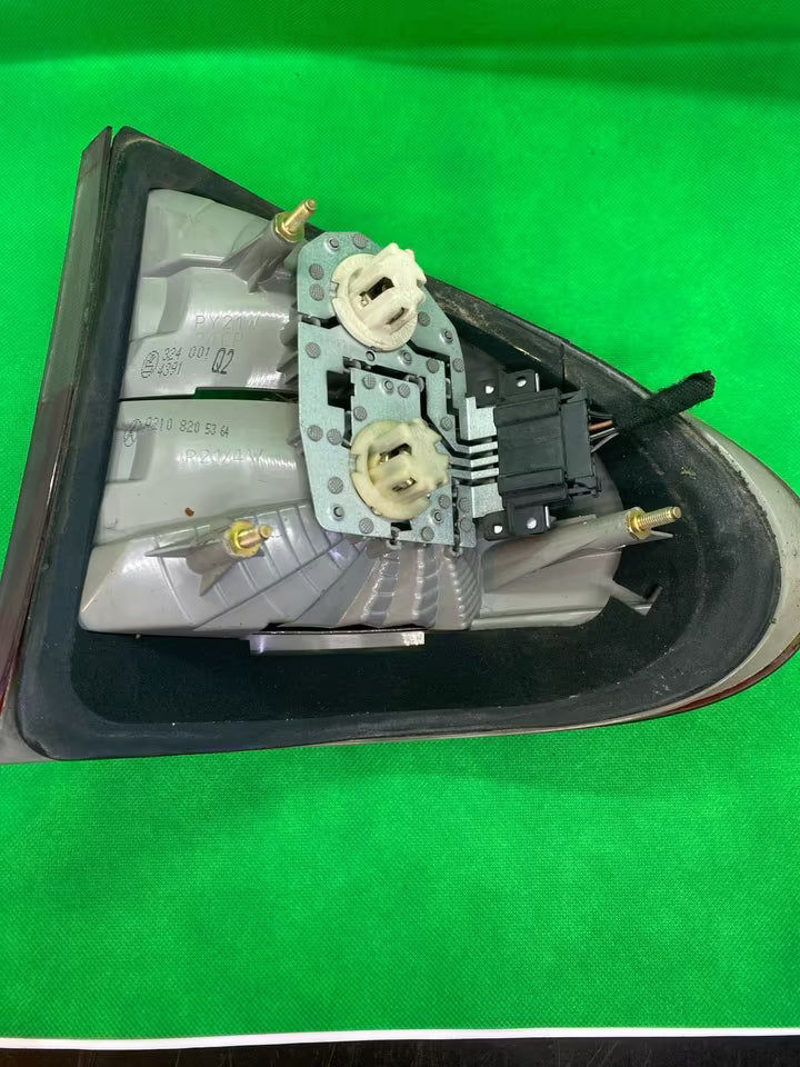 Mercedes W210 Rücklicht links 2108205364