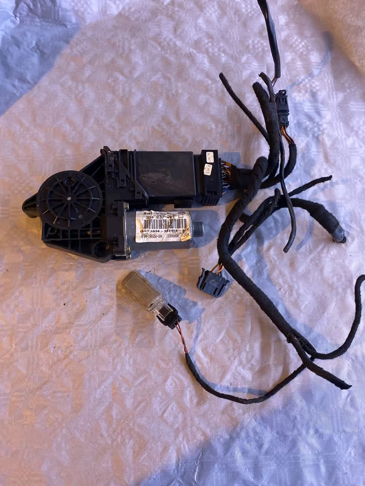 VW Passat Fensterhebermotor Vorne Links 3B4837751LJ