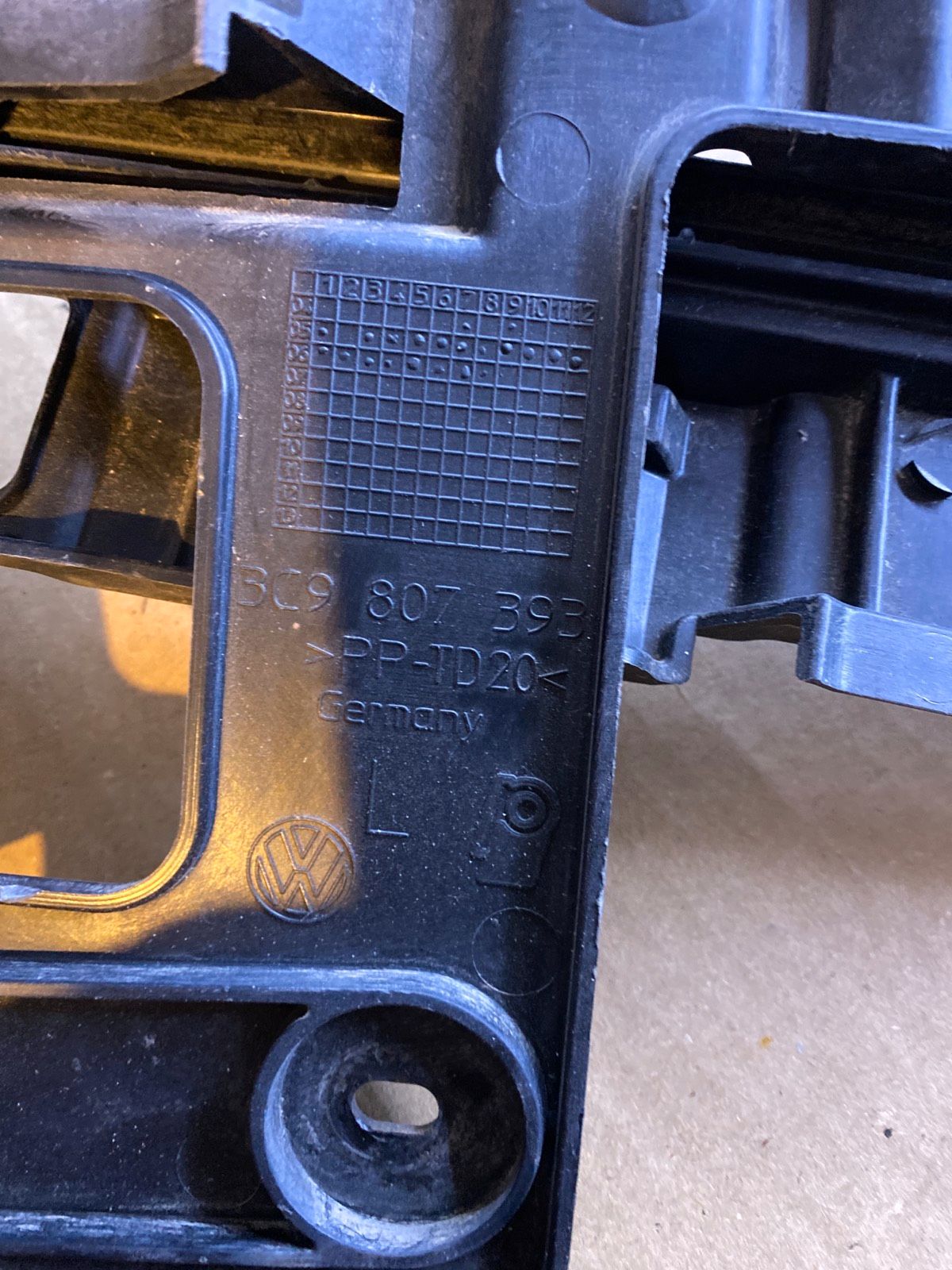VW Passat 3C Variant Halter Stoßstange 3C9807393 3C9807394
