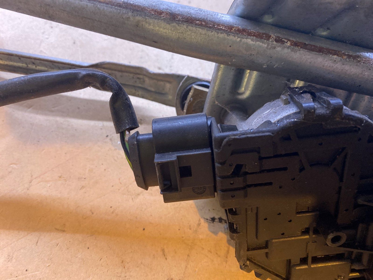 VW Passat 3BG Scheinenwischergestänge mit motor 8B1955113