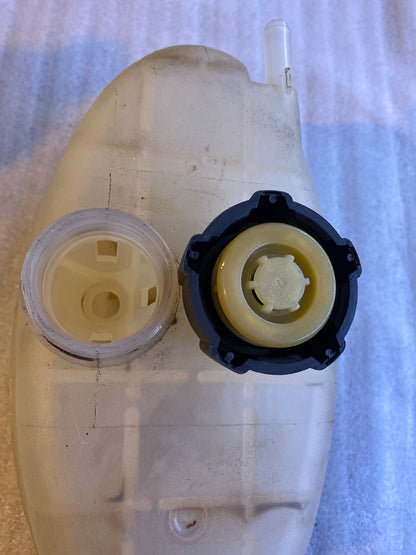 Opel Vivaro Kühlwasserbehälter Ausgleichbehälter 91165571