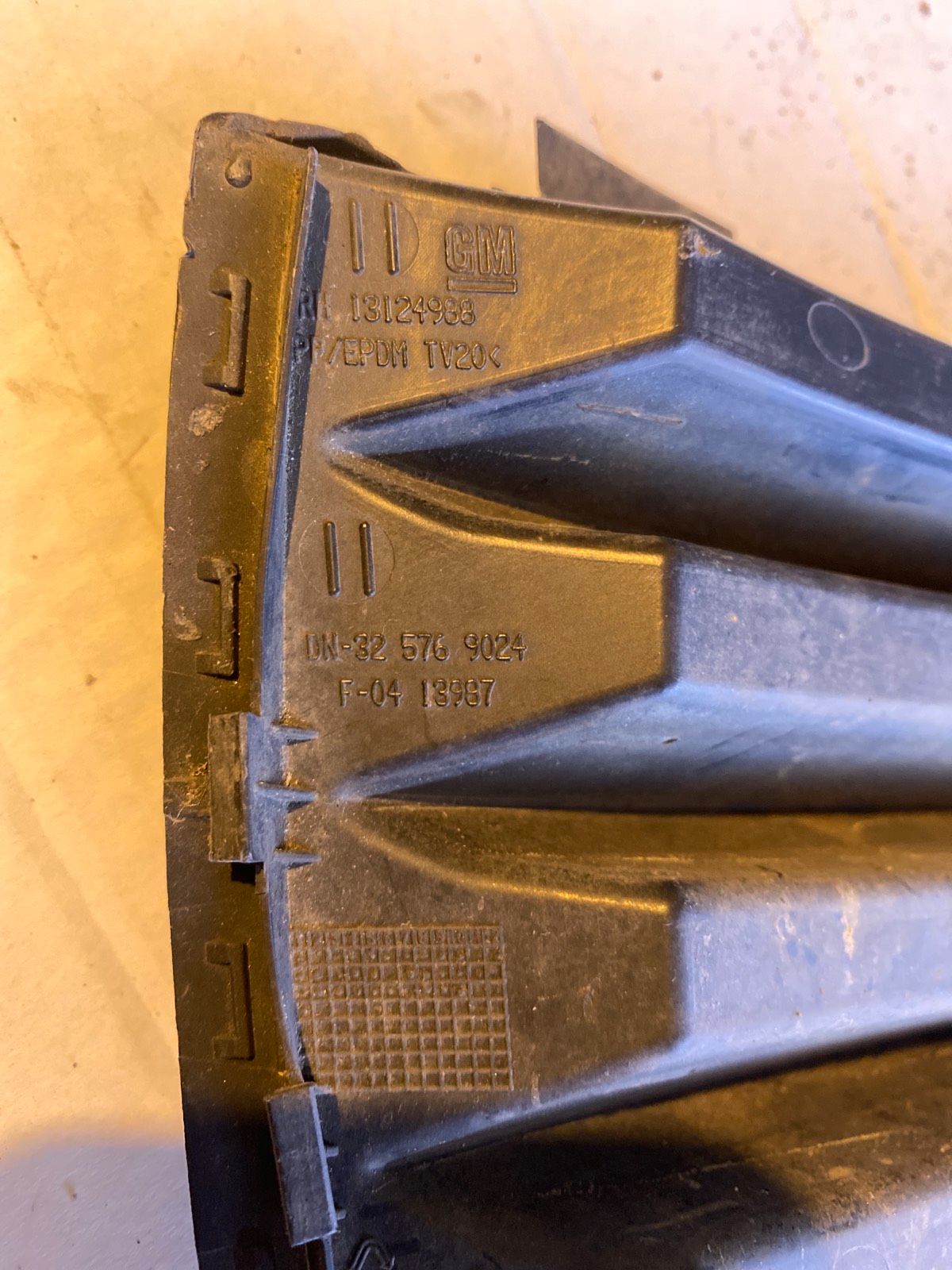 Opel Zafira B Stosstange unten rechts Grill 13124988