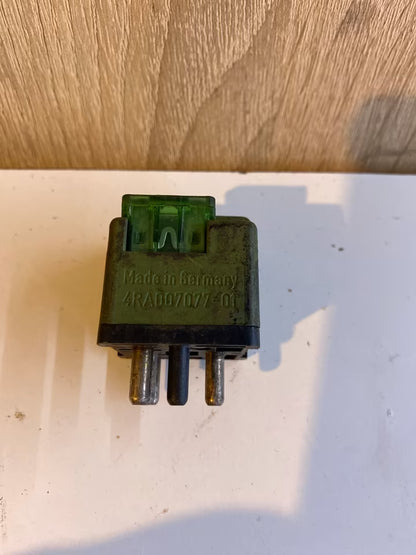 Mercedes Relai Hella 4RA007077-01 0015429619