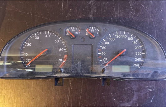 VW Passat 3B Instrumente 3B1919880 Tacho