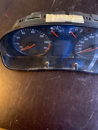 VW Passat 3B Instrumente 3B1919880 Tacho