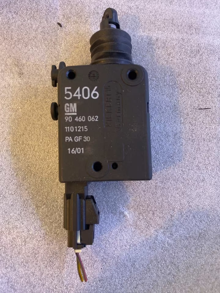 Opel Stellmotor Verriegelung Heckklappe GM 90460062