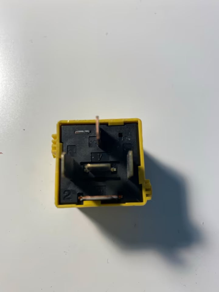 Mercedes Benz Relais Hella 4RD007794-00 A0025421419 gelb