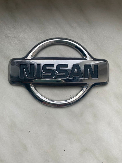 Nissan Primera P11 hinten Emblem 908909F510