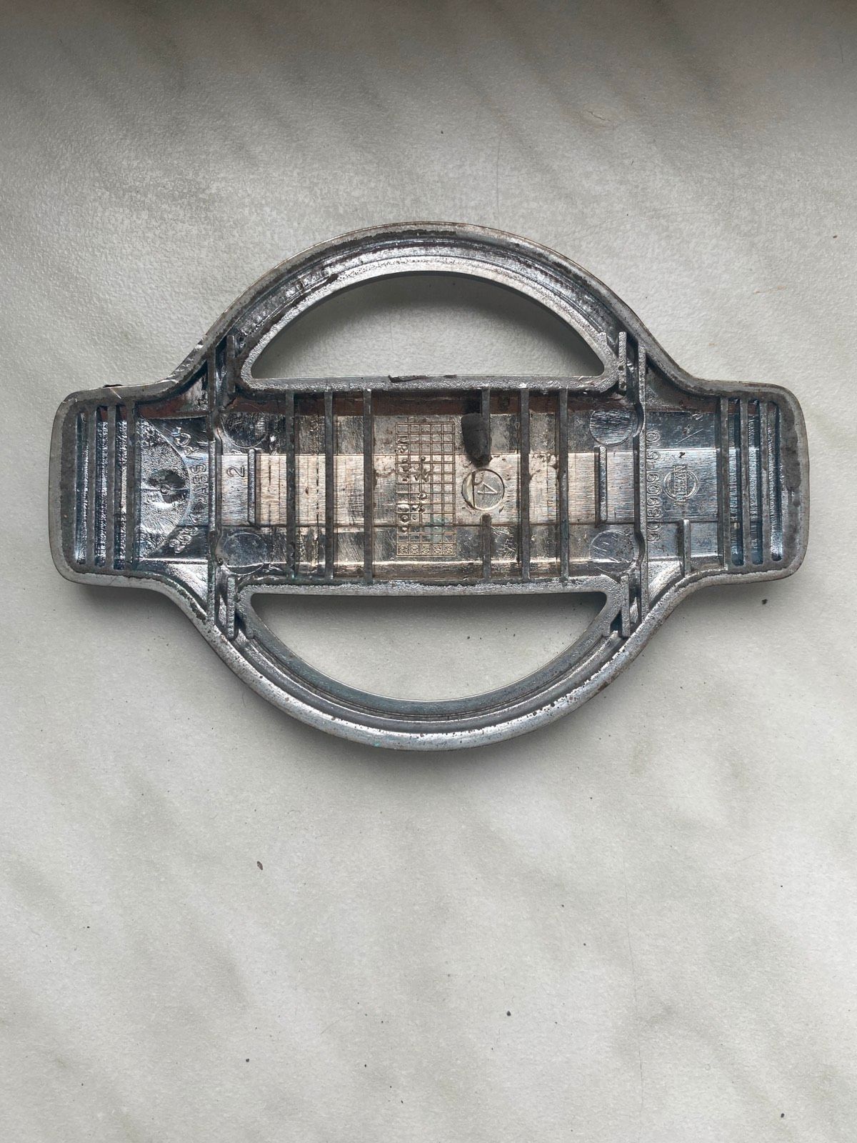 Nissan Primera P11 hinten Emblem 908909F510
