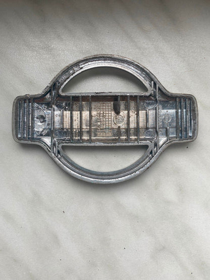 Nissan Primera P11 hinten Emblem 908909F510