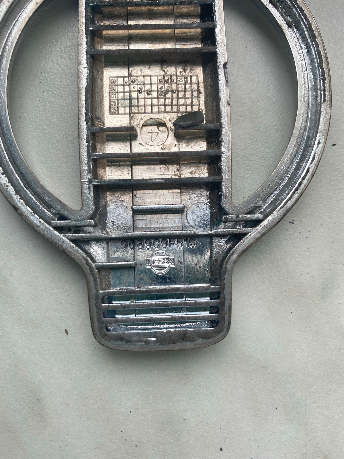 Nissan Primera P11 hinten Emblem 908909F510
