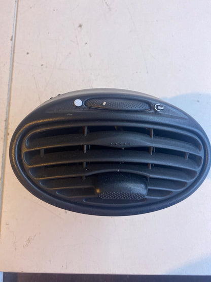 Ford Focus 2000 Seitliches Luftgitter 98AB19893BJW