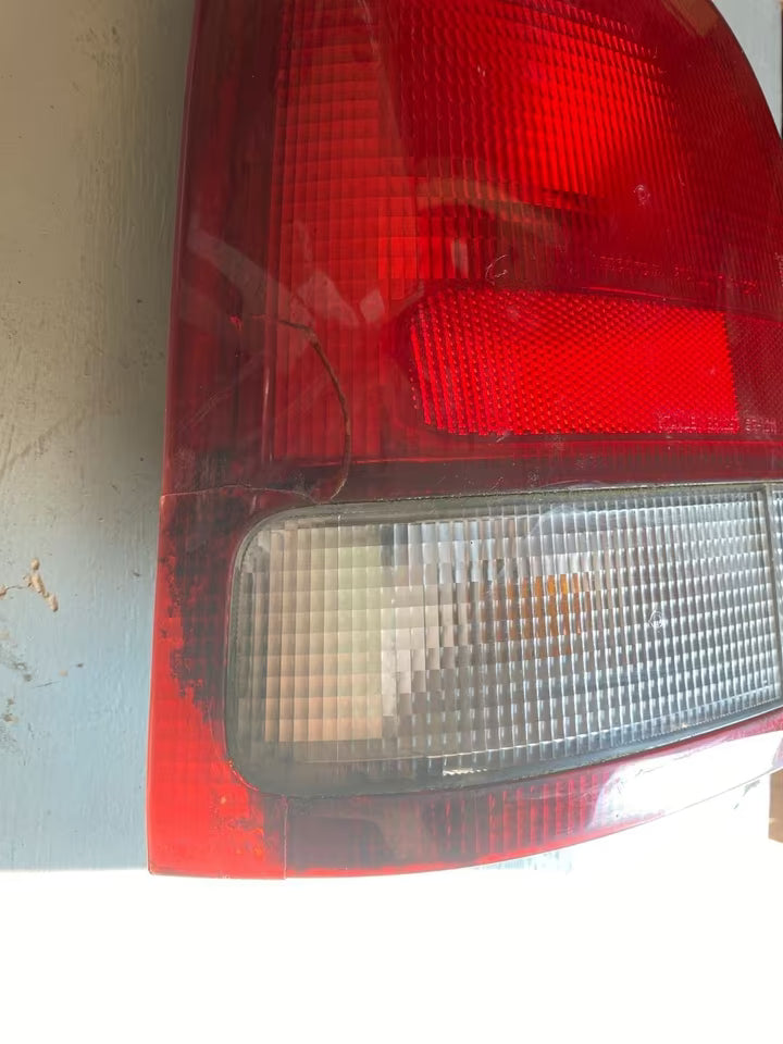 Honda Logo Rücklicht Links gebrochen 1998-2001