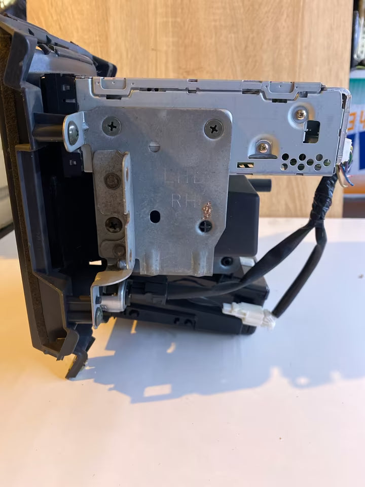 Nissan Primera P12 Mittelkonsole mit CD Player PN2598F