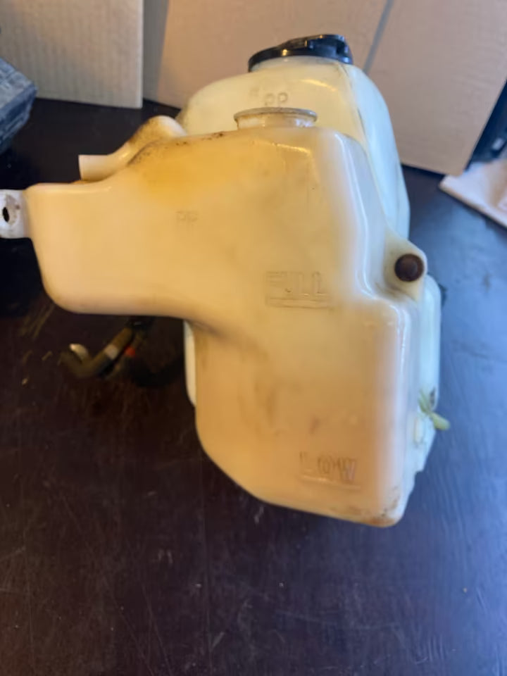 Toyota Starlet P8 Wischwasserbehälter