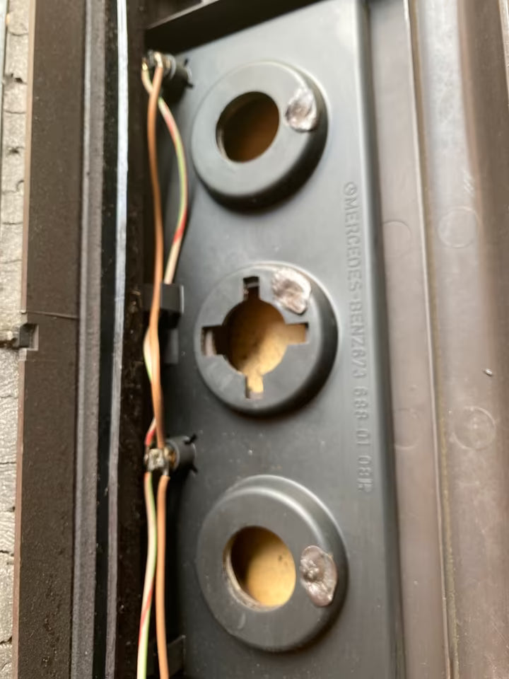 Mercedes 507 D Mittelkonsole 6736880008