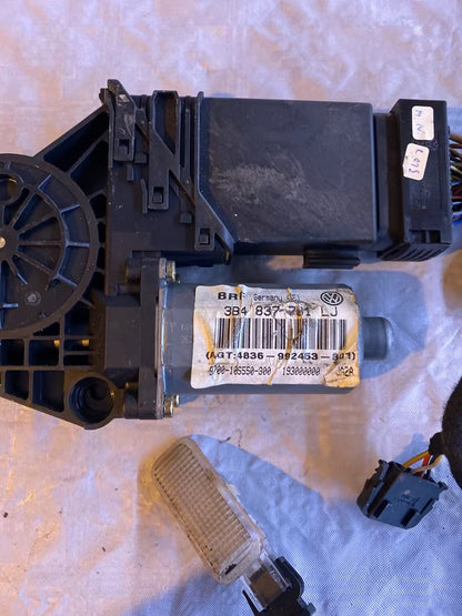 VW Passat Fensterhebermotor Vorne Links 3B4837751LJ