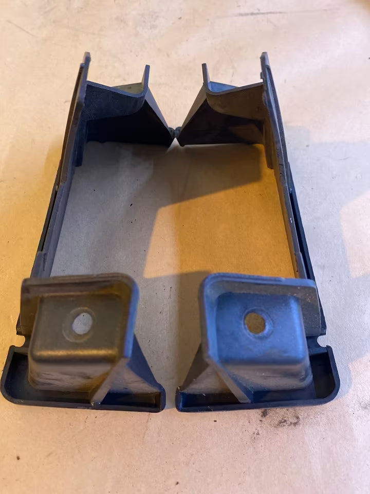 Audi 100 Haltewinkel Rücklichter 4A0945568/7 links und rechts