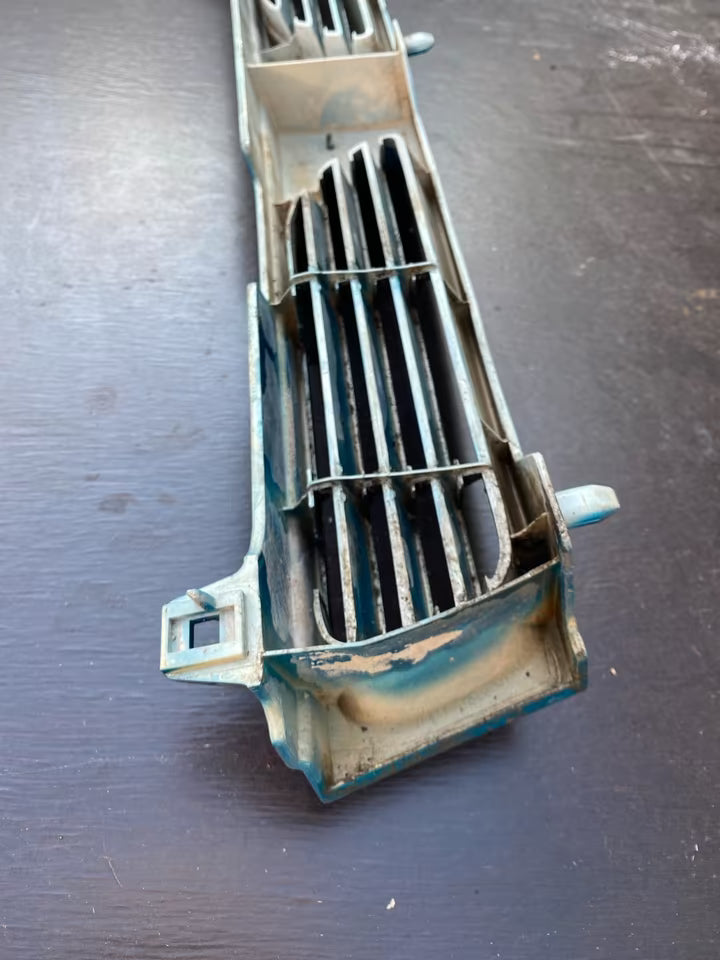 Nissan Sunny N14 (3-Türer, 1.4 LX) Frontgrill