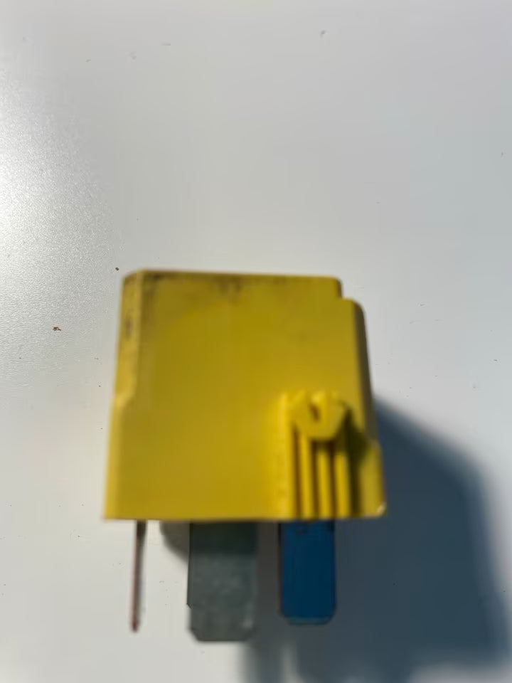 Mercedes Benz Relais Hella 4RD007794-00 A0025421419 gelb