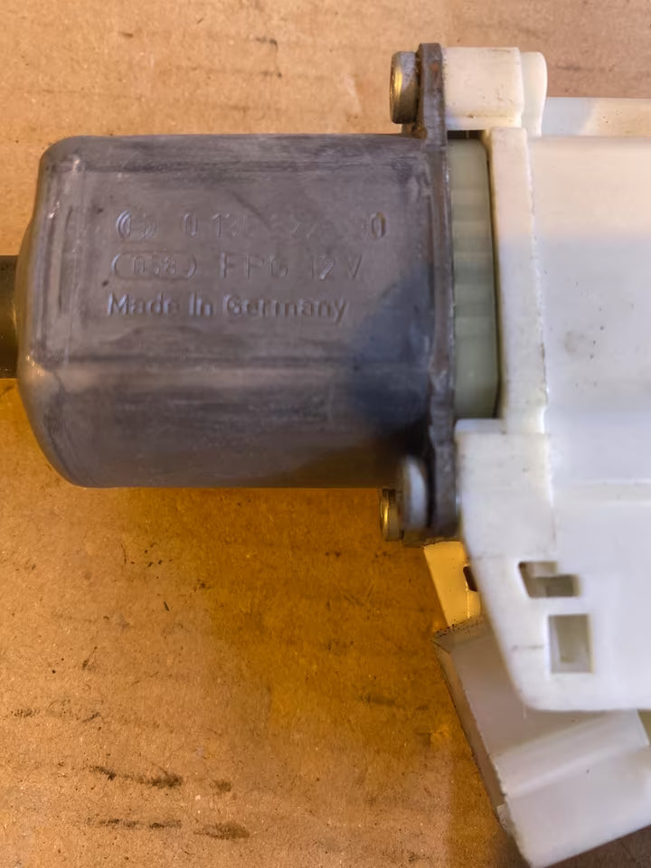 Mercedes W246 Fensterhebermotor vorne Links 0130822690
