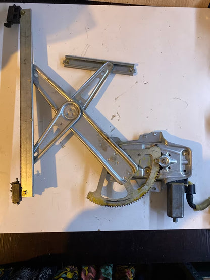 Toyota Yaris P1 Fensterheber Links vorne 0130822019