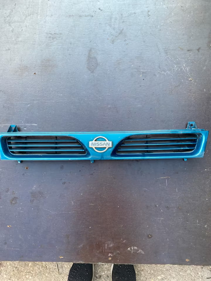 Nissan Sunny N14 (3-Türer, 1.4 LX) Frontgrill