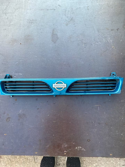 Nissan Sunny N14 (3-Türer, 1.4 LX) Frontgrill