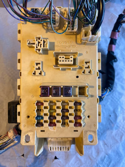 Toyota Yaris P11 Sicherungskasten inkl Stecker
