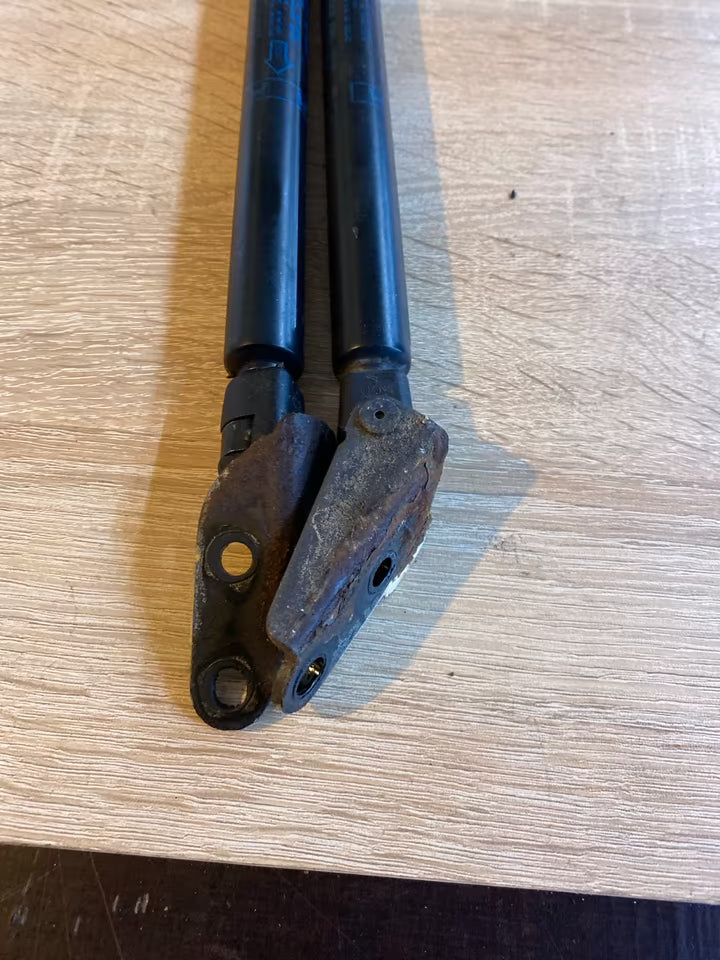 Nissan Primera P12 Hecklappendämpferset 90452AV700 5136QD