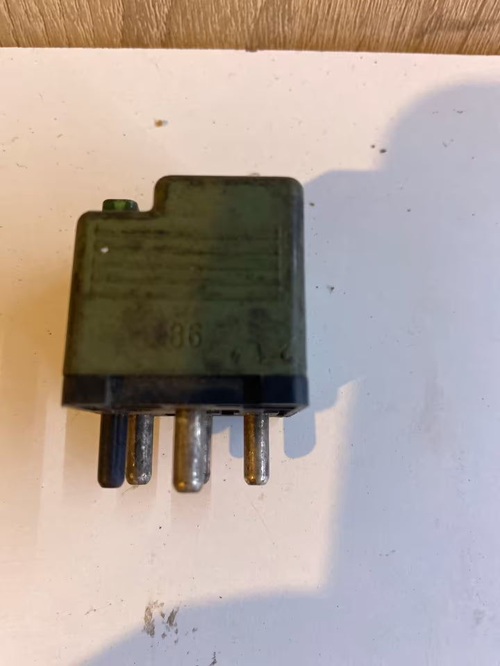 Mercedes Relai Hella 4RA007077-01 0015429619